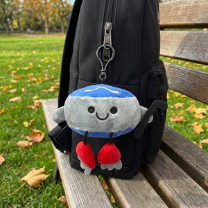 Porte-clés en peluche mignon de dessin animé avec chapeau bleu et mitaines rouges - Product Image 1