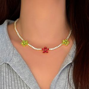 Collar con colgante de flor margarita chapado en oro de 18 quilates con circonitas cúbicas estilo Iced Out para mujer - Product Image 5