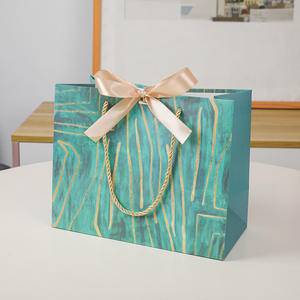 Sac de shopping en papier de luxe personnalisé avec impression de vêtements et de chaussures haut de gamme avec nœud et votre propre logo - Product Image 4