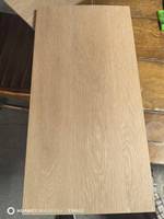 Planche en bois de chêne blanc sur mesure, épaisse, design stable, décorative, avec des reflets de rayures.