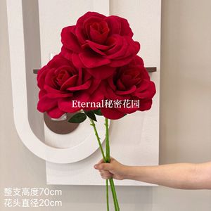 Rose géante en velours rouge Secret Garden, fleur en soie pour décoration de mariage et décoration intérieure - Product Image 2