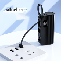 Mini Banco de Energía Portátil de PVC de 5000 mAh con Conector de Cola, Pantalla Digital y Cable Integrado de Doble Cabezal, Soporte para Teléfono Celular KC 3 en 1
