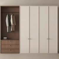 Armoire intégrée sur mesure de conception compacte avec un aménagement de cloisons flexible pour la chambre d'amis, la literie, les couvertures de rechange et les articles occasionnels