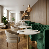 Ensemble de meubles de restaurant de luxe moderne : banquette capitonnée en velours vert émeraude, table et chaises droites pour hôtel et salon
