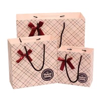 Sacs cadeaux d'affaires de luxe à carreaux, sacs à main en kraft pour vêtements, sacs d'emballage en matériaux recyclés, sacs cadeaux souvenirs en papier avec poignées