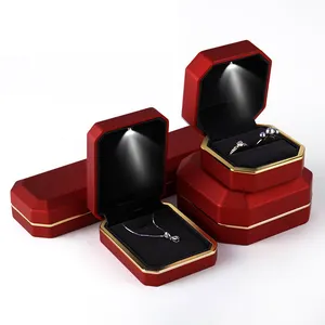 Kotak cincin lampu Led hitam stok kotak hadiah perhiasan cincin tinju tiup untuk paket perhiasan pernikahan kotak plastik beludru