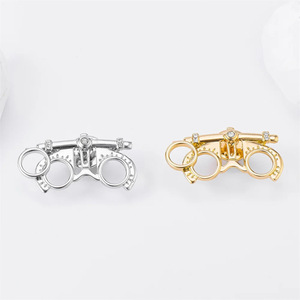 Fabrik-Welttag der Augenpflege Geschenk Täglicher Gebrauch Zirkon-Anstecknadel Einzigartige Gold-Silber Geometrische Brillen-Brosche für Meine Tochter - Product Image 2