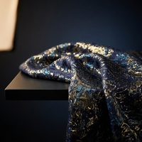 Pyjama pour homme Nais en polyester respirant, motif abstrait bleu marine, rouge et or, brillant, pailleté, métallique, brocart jacquard
