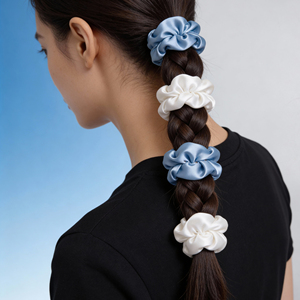 Ensemble beauté Nuage Bleu 6 pièces : <span class=keywords><strong>Bandeau</strong></span> de spa, Brosse démêlante, Chouchous en satin, Houppette en forme de cœur, Éponge de maquillage en forme de gourde - Product Image 4