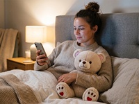 Ours en peluche crème en gros avec patins de pattes en forme de cœur rouge pour les boutiques de cadeaux et les détaillants de jouets