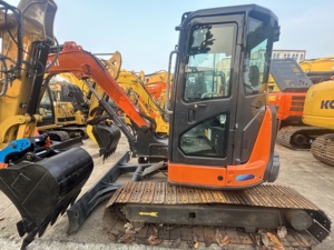 Mini-excavatrice sur chenilles Hitachi ZX55 d'occasion, d'origine japonaise, pour travaux de terrassement de petite envergure. - Product Image 2