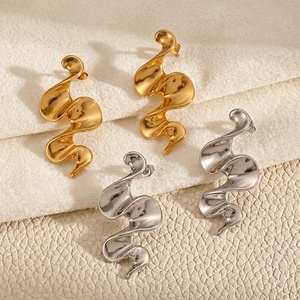 ต่างหูแบบติดหูสแตนเลสชุบทอง 18k ดีไซน์เฉพาะตัว รูปทรงคลื่น สำหรับผู้หญิง เข้าได้กับทุกชุด คุณภาพสูง กันน้ำ รูปทรงไม่สมมาตร - Product Image 1