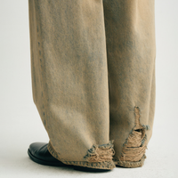 Jean baggy droit tendance 2026, délavage effet usé, bleu clair avec reflets jaunes, ourlet déchiré, pour homme, idéal au quotidien