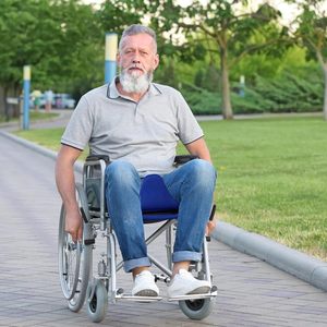 Limitador de asiento para silla de ruedas, cojín anticaída para personas mayores, cinturón de seguridad, uso manual para silla de ruedas, material de algodón antideslizante - Product Image 1