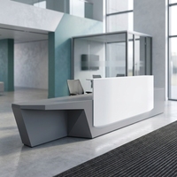 Bureau d'accueil élégant en surface solide grise, design personnalisé, pour immeuble de bureaux
