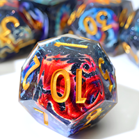 Ensemble de dés de jeu polyédriques à bords vifs en résine faits à la main avec cœur cosmique noir Dragon pour jeux de société de table DnD TTRPG Cadeaux-PW1