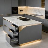 Meubles de cuisine minimalistes de luxe blancs et noirs avec îlot incurvé et tiroirs à fermeture douce
