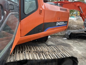 Excavatrice d'occasion DH220-7 Doosan avec moteur Cummins, poids en service de 22 tonnes, type mobile roue/chenille - Product Image 3