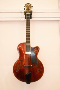 Chitarra Elettrica <span class=keywords><strong>Jazz</strong></span> Yunzhi YZ-19NYL Artigianale da 15 Pollici a 6 Corde, Corpo Scavato in Acero Fiammato, Top in Abete Anticato, Tastiera in Ebano Marrone - Product Image 2