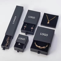 Boîte cadeau pour bijoux en carton rigide écologique de qualité supérieure, avec tiroir coulissant, logo personnalisé en relief, insert en velours, matériaux recyclés