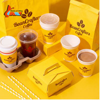 Ensemble d'emballages jaune vif pour café, avec tasses, sacs, boîtes alimentaires, pailles et design du logo Skyline Urbain, pour l'image de marque des chaînes de cafés