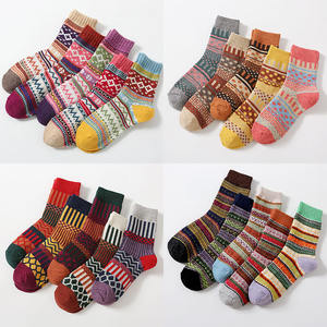 Jingwen OEM Medias de <span class=keywords><strong>Lana</strong></span> para Mujer, Calcetines Gruesos de Dibujos Animados para Invierno y Navidad - Product Image 4