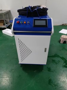 Nouvelle machine de nettoyage au laser à fibre industrielle portative haute performance 1500W/3000W pour l'élimination des résidus de revêtement métallique avec certification CE - Product Image 2