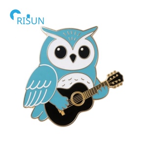 Spilla Smaltata Personalizzata con <span class=keywords><strong>Gufo</strong></span> Cartoon che Suona la Chitarra, Accessorio per Appassionati - Product Image 6