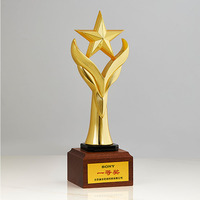 Nouvelle étoile en métal doré design avec base en bois noir trophée