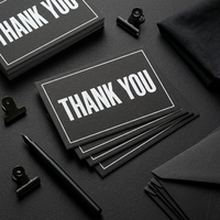 Cartes de remerciement minimalistes noires avec typographie blanche audacieuse, style industriel cool, personnalisables en gros, logo sur mesure, emballage pour entreprises et vente au détail, OEM ODM