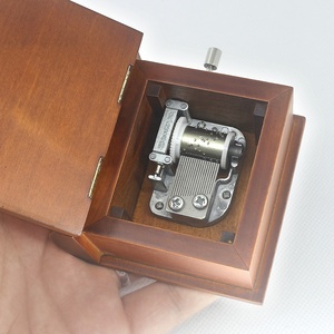 Caja de música de madera maciza, tallado personalizado, retro, creativo, regalo de cumpleaños y vacaciones, venta al por mayor - Product Image 4