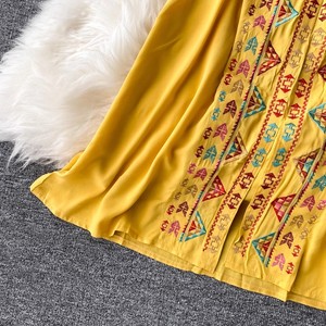 Robe longue à fleurs brodées de style indie folk pour femmes, col en V, manches longues évasées, taille haute, avec cordon de serrage, pour le printemps et l'automne - Product Image 4