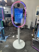 Photomaton LED Magic Mirror avec écran tactile, station de selfie pour location de mariage, fête ou événement.M