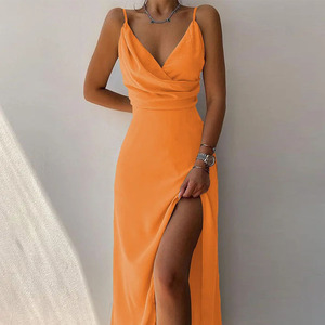 Elegante vestido maxi con cuello en V profundo, abertura alta, tirantes finos, de satén, ajustado, para fiesta de verano. - Product Image 5