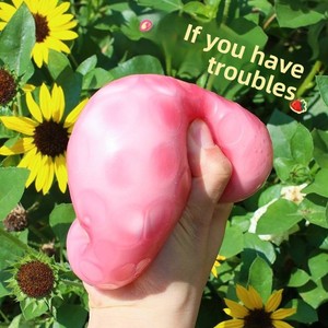 Jouet de décompression en caoutchouc thermoplastique à pâte à modeler, à logo personnalisé, à changement de couleur, en forme de fraise, pour enfants - Vente chaude - Product Image 2