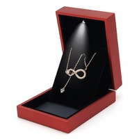 Boîtes à bijoux carrées en plastique avec logo personnalisé, fermeture magnétique, doublure en velours, éclairage LED, emballage pour bagues, boucles d'oreilles, pendentifs