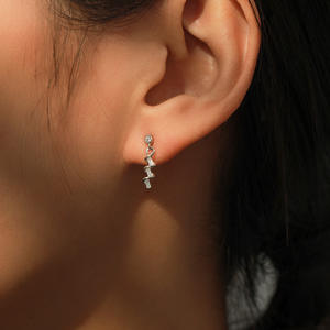 Pendientes Espiral Ondulados Minimalistas de Plata de Ley S925 con Circonita, Versión en Cobre Personalizable - Regalo Creativo para Mujer - Product Image 2