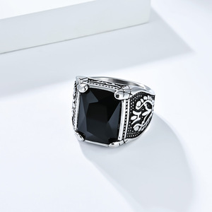 แหวนผู้ชายสไตล์เรโทรประดับพลอยทรงเหลี่ยม กรอบสแตนเลส ดีไซน์ทันสมัย ของขวัญเครื่องประดับแฟชั่น สีดำ แดง เขียว ม่วง ฟ้าอ่อน - Product Image 2