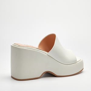 WETKISS Offre Spéciale OEM Chaussures pour femmes Mules à bout carré Sandales à semelle compensée Sandales de plage d'été Pantoufles à plateforme blanches pour filles - Product Image 3