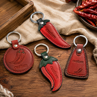 Porte-clés en cuir rouge pimenté personnalisé avec logo en relief, en forme de piment rouge, avec détail feuille verte, pendentif de sac