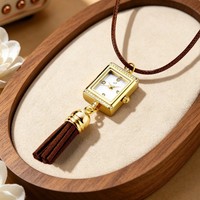 Collier montre élégant avec pendentif, accent cristal, bijou à pompon, chaîne en cordon argenté, alternative à la montre-bracelet