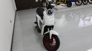 Scooter Eléctrico de Alta Velocidad con Llantas Gruesas de 16 Pulgadas para Adultos - Product Image 2