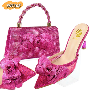 SN1106 Mules à talons hauts pour femmes avec décor floral en strass violet 8,5 cm avec ensemble de sac à main assorti - Product Image 4