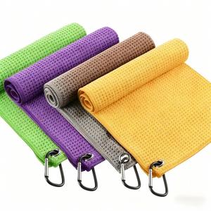 Serviette de golf douce en coton imperméable de qualité supérieure, imprimée sur mesure, avec mousqueton, pour le sport et la gym - Product Image 1