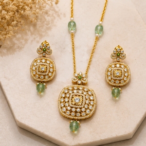 Conjunto de Collar y Pendientes Étnicos de Plata 925 con Piedras Verdes y Cuentas Blancas, Joyería Nupcial Tradicional India - Product Image 3