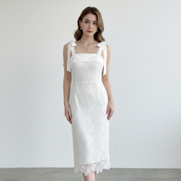 Robe midi élégante blanche en crochet brodé à col carré, coupe trapèze, avec bretelles à nouer, idéale pour le printemps, la plage, les mariages et les soirées