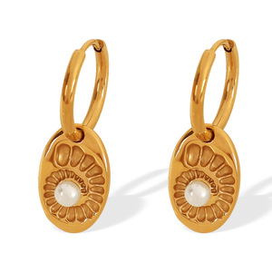 ต่างหูรูปทรงดอกไม้ประดับมุกสำหรับผู้หญิงสวมใส่ทุกวันสีทอง EH756WEG - Product Image 5