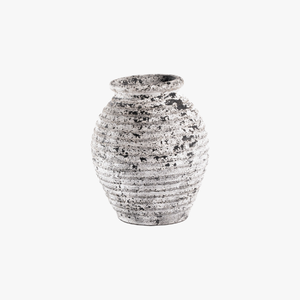 Jarrón de cerámica rústica de arcilla de Bali de Home Basket con un acabado mate, perfecto para exhibir flores con un encanto rústico. - Product Image 1