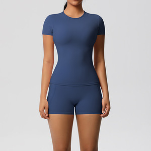 Conjunto de yoga sin costuras Top de manga corta con pantalones cortos de motorista de control de barriga Ropa de gimnasio de secado rápido para mujer - Product Image 1
