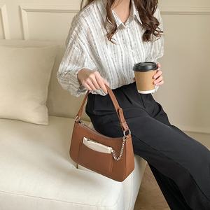 กระเป๋าถือผู้หญิงแฟชั่นหนัง PU ใหม่ ขายส่งจากโรงงาน ดีไซน์เรียบง่าย ตกแต่งด้วยโซ่โลหะ - Product Image 3